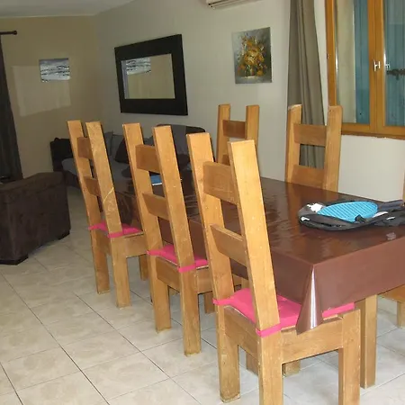 120 M2 3 Chambres, Parking Et Piscine *