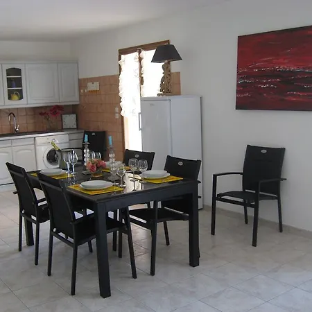 120 M2 3 Chambres, Parking Et Piscine *